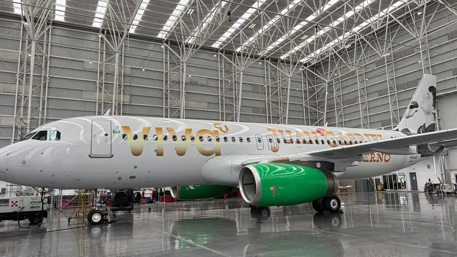 Presentan avión de VivaAerobus en honor a Juan Gabriel