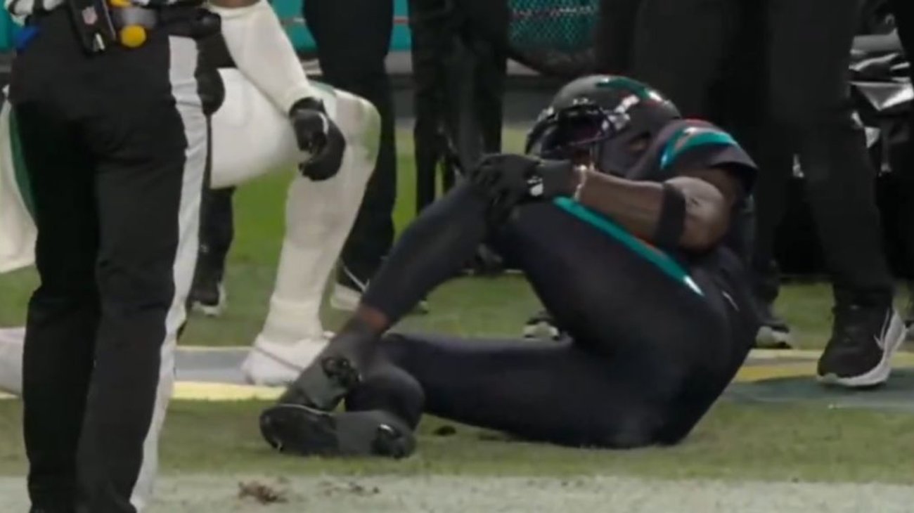 Tyreek Hill sale lesionado en triunfo de Miami sobre Jets