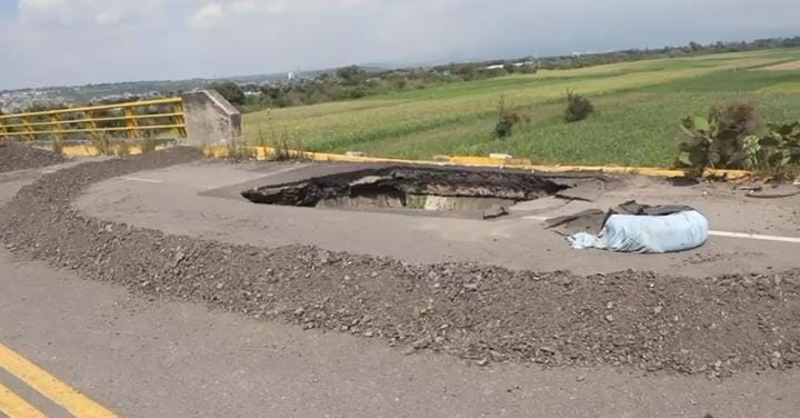 Cierran acceso al Aeropuerto Hermanos Serdán por socavón