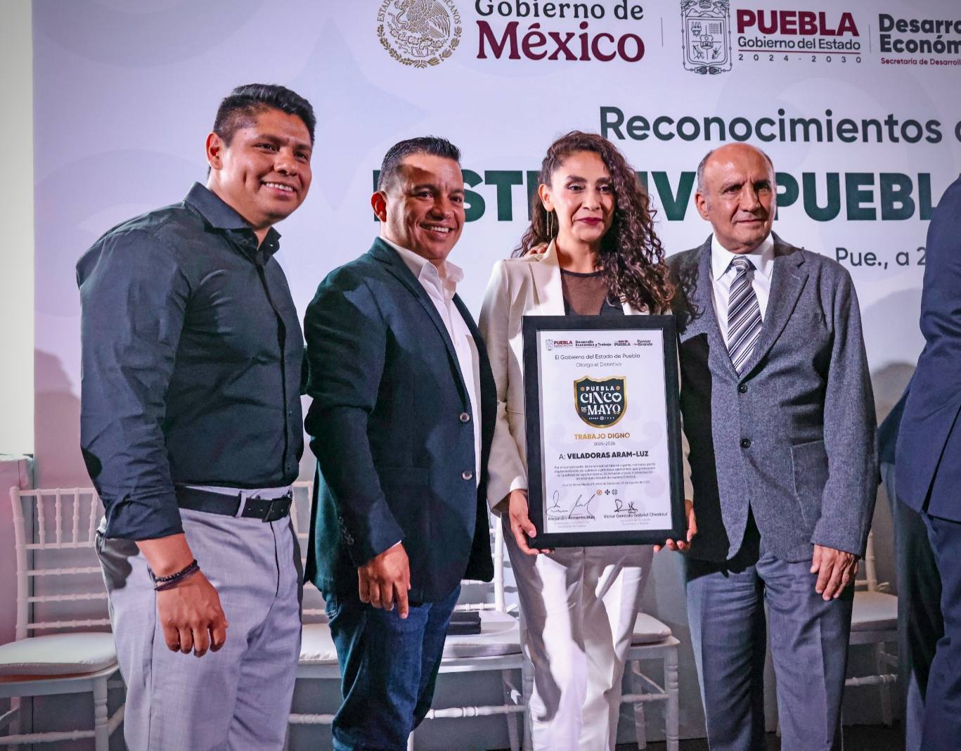 Omar Muñoz asiste a entrega de reconocimientos en Puebla