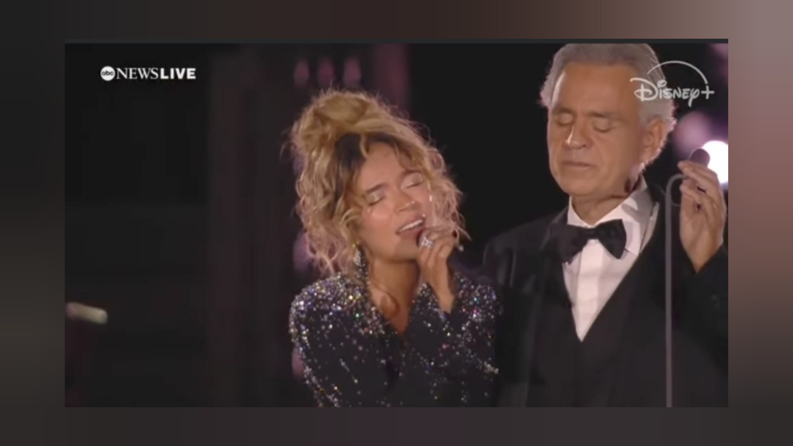 Karol G y Andrea Bocelli destacan en concierto por la fraternidad en el Vaticano
