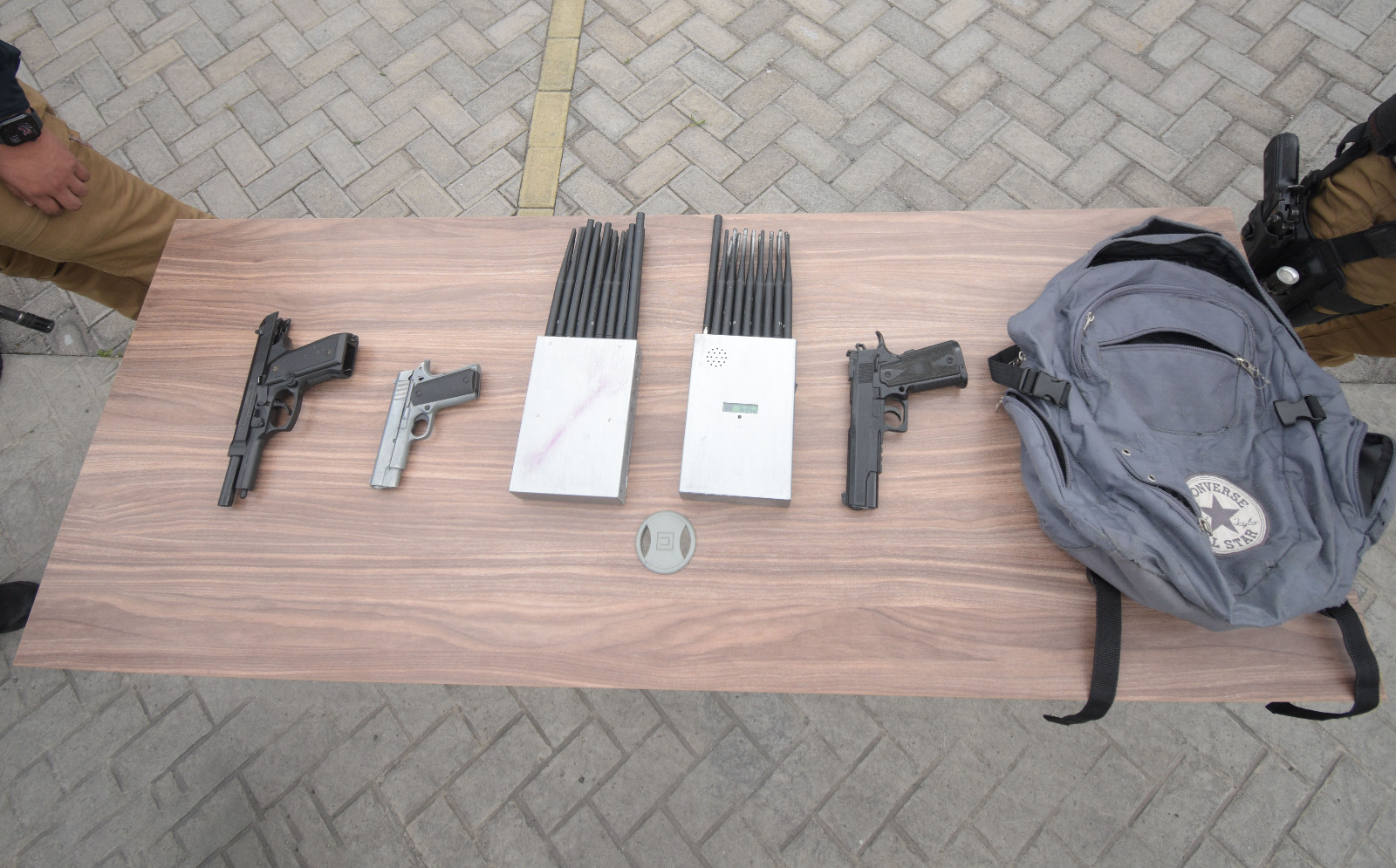 Detienen a nueve personas con réplicas de armas e inhibidores de señal