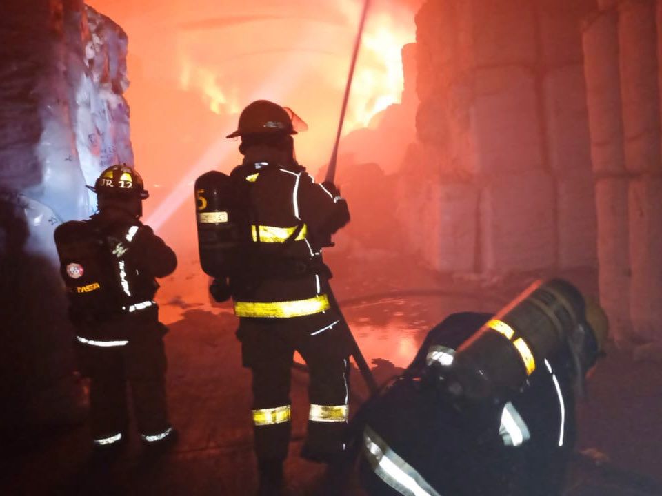 Incendio en Parque Industrial La Resurrección; sin lesionados