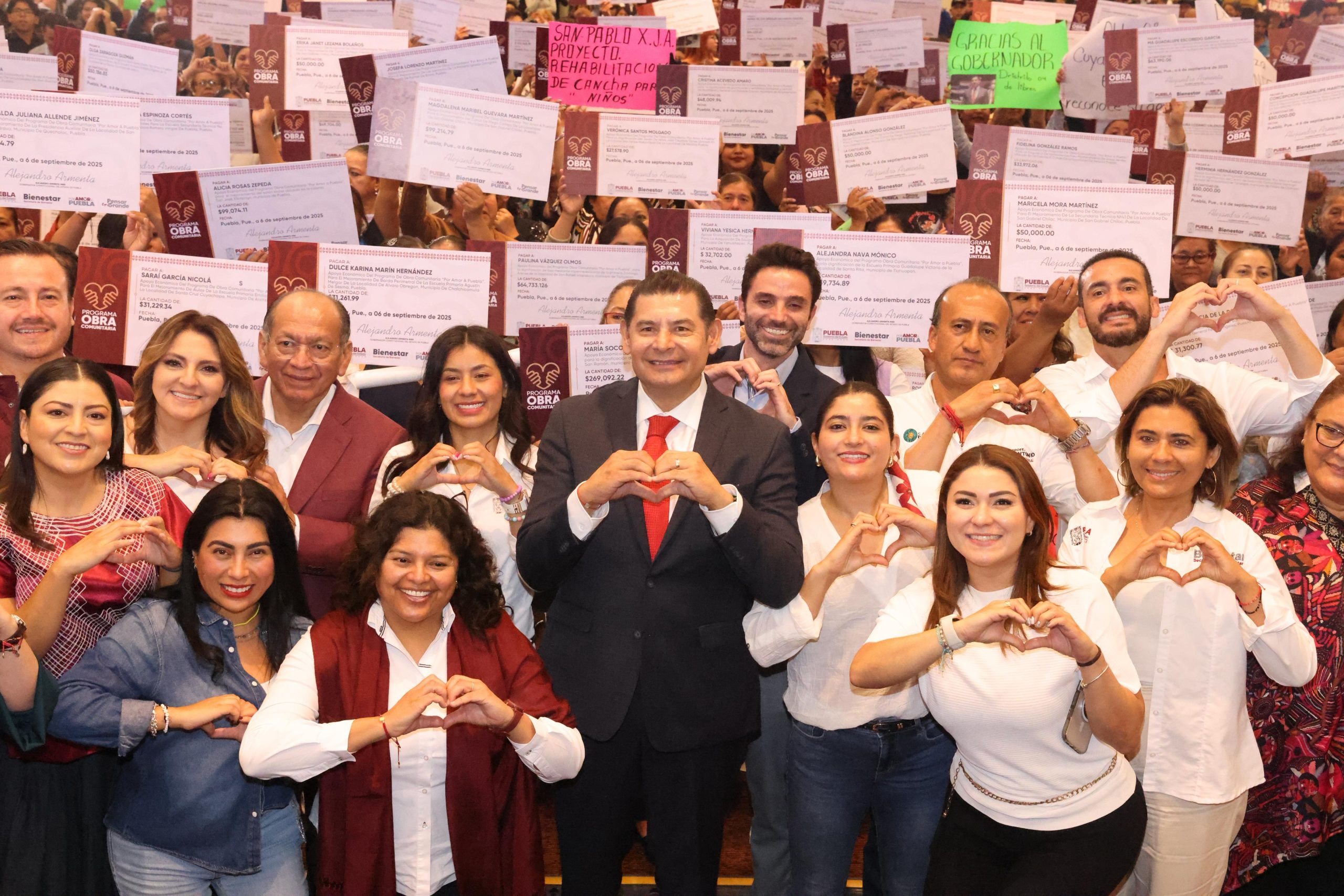 Entregan apoyos del Programa de Obra Comunitaria en Puebla