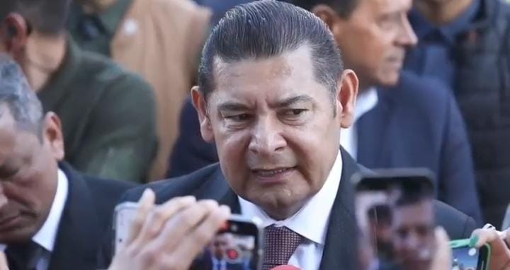 Reparan caminos en Puebla tras lluvias