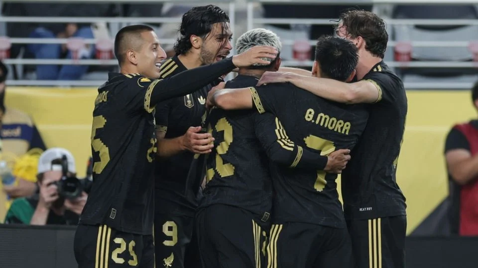 Roban equipo de entrenamiento de la Selección Mexicana en Oakland