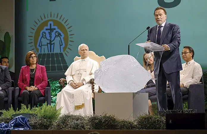 Schwarzenegger hace sonreír al Papa León XIV en foro ambiental