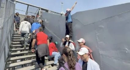 Aficionados observan el GP de México desde puente peatonal