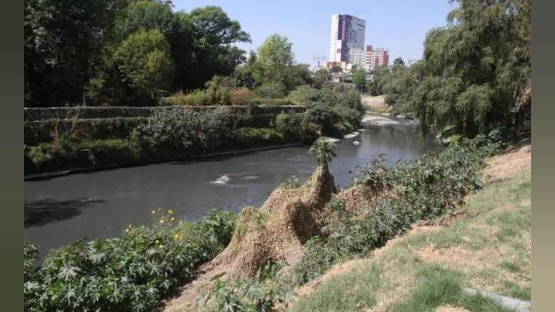 Rescatan a mujer que cayó al río Atoyac en Ampliación Reforma