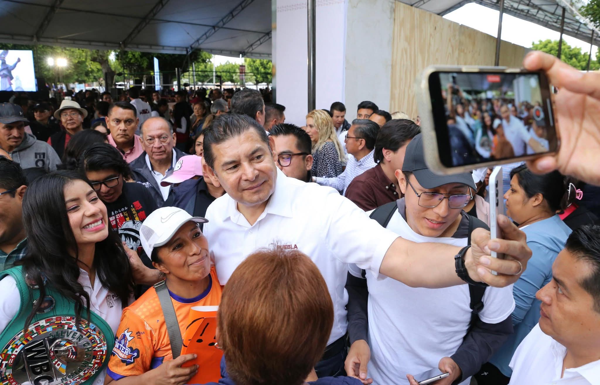 El Gobernador Alejandro Armenta viaja a EE. UU. por motivo familiar