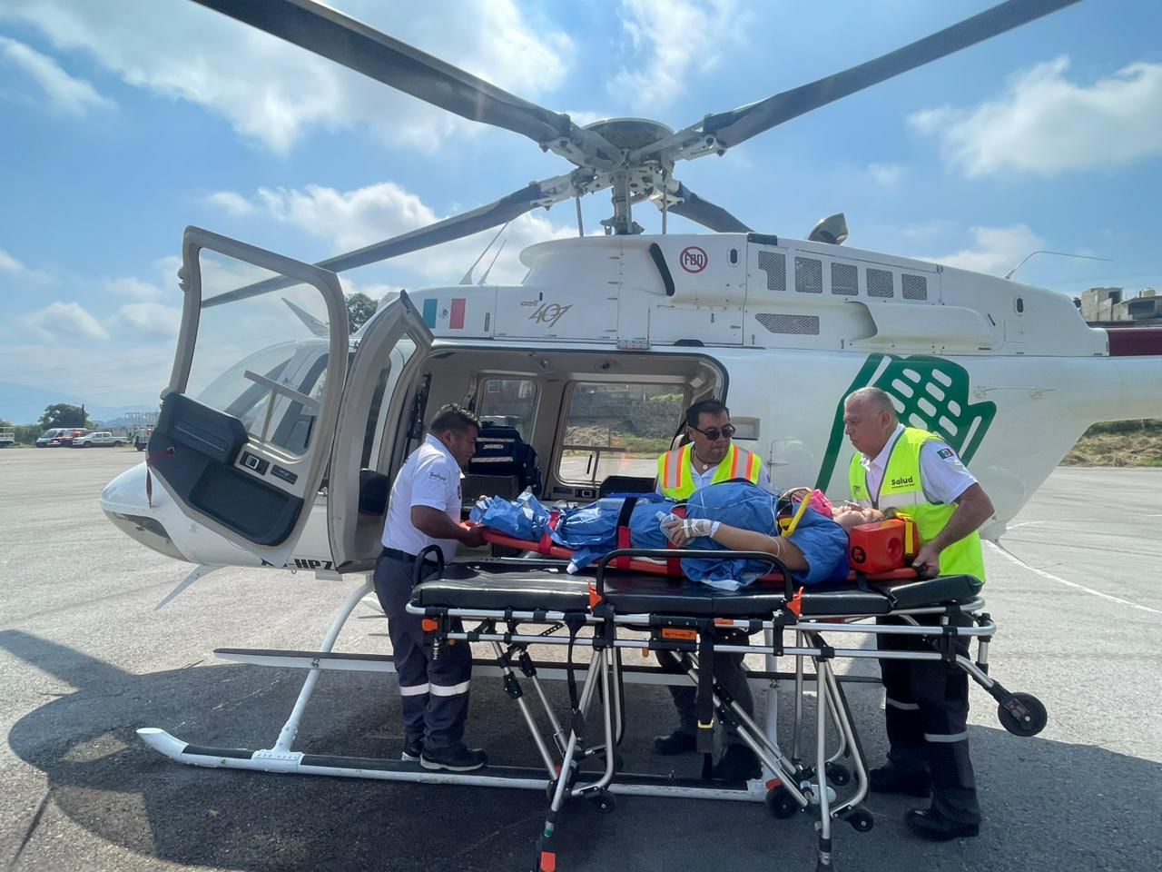 Trasladan a mujer con complicaciones en embarazo al Hospital de la Mujer