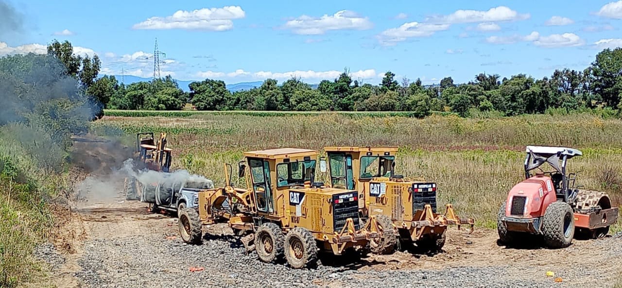 Pugna sindical por obras en la Puebla-Tlaxcala deriva en quema de camioneta y bloqueo total de la autopista