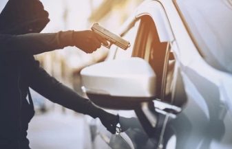 Asaltan a hombre en Plaza Cristal; lo amenazan con arma y le roban 250 mil y vehículo