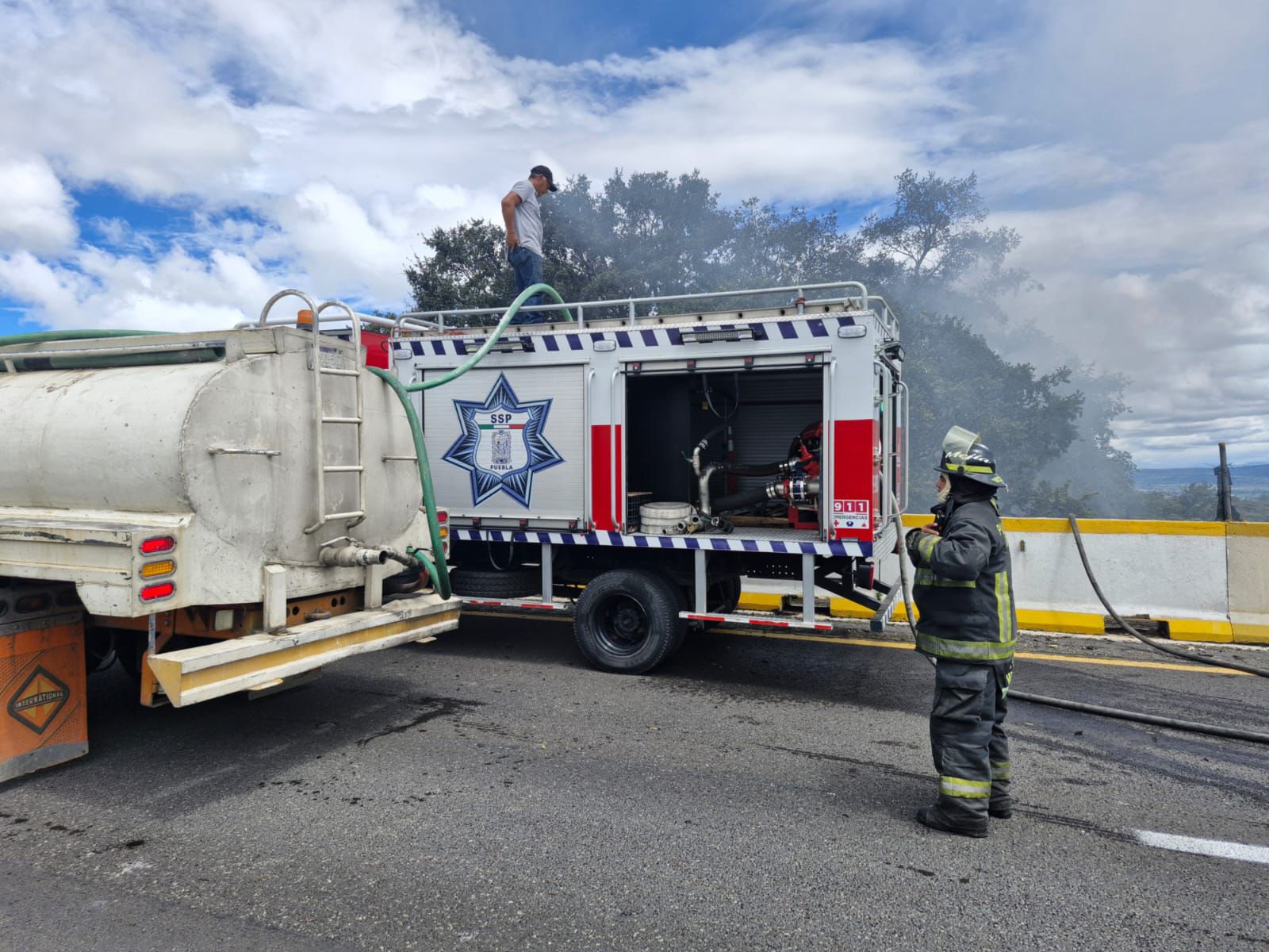 Controlan incendio en autopista; continúan labores de limpieza en el km 72