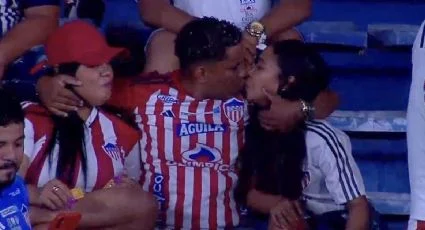 Aficionado besa a dos mujeres en la ‘kiss cam’ y se vuelve viral en redes