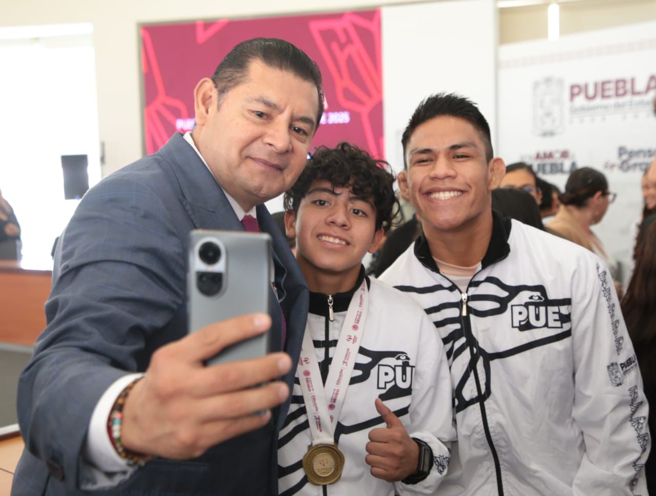 Impulsa Puebla desarrollo deportivo y reconoce a atletas