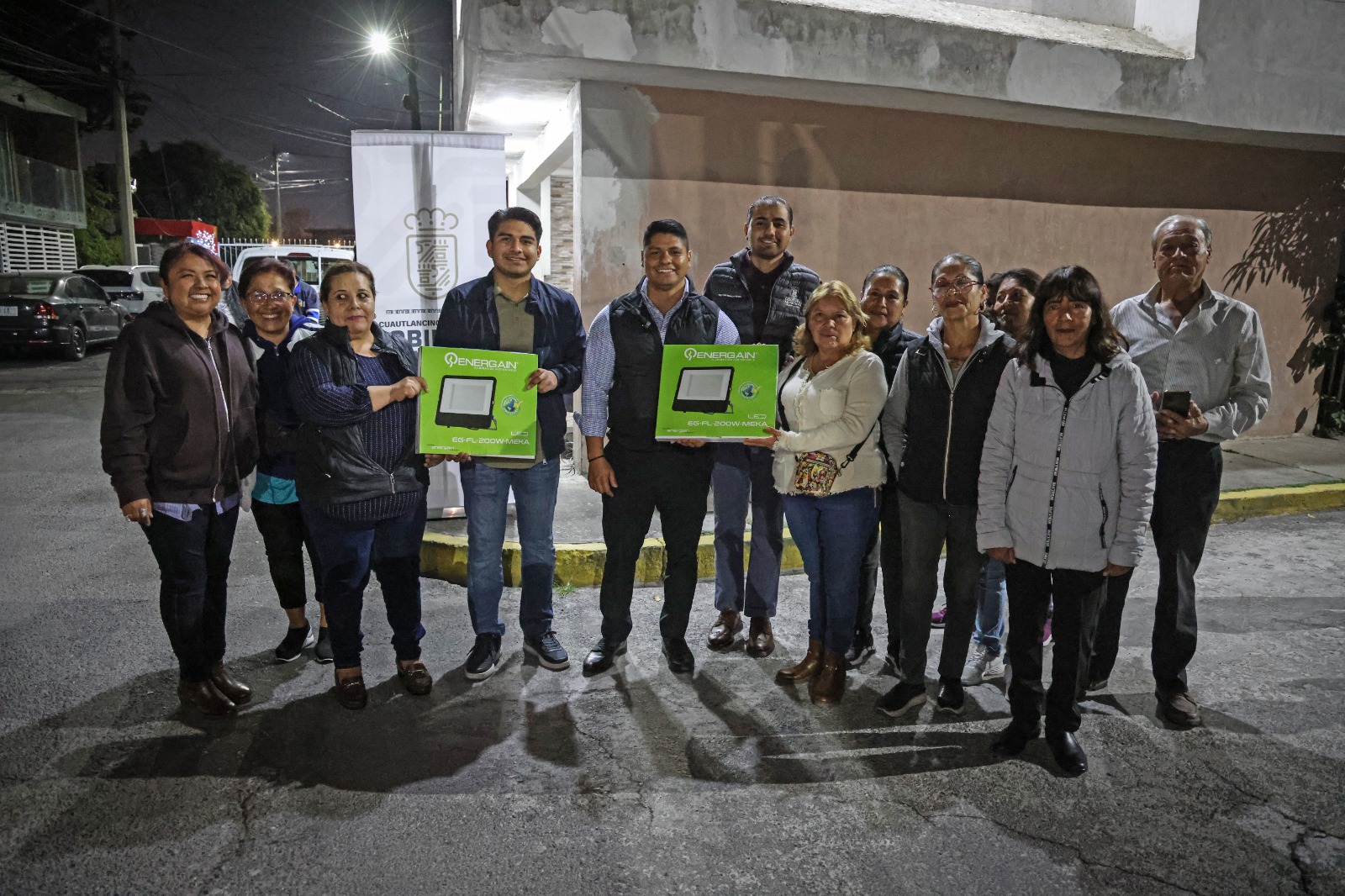 Entregan reflectores para acceso del fraccionamiento Malinalli II : Omar Muñoz