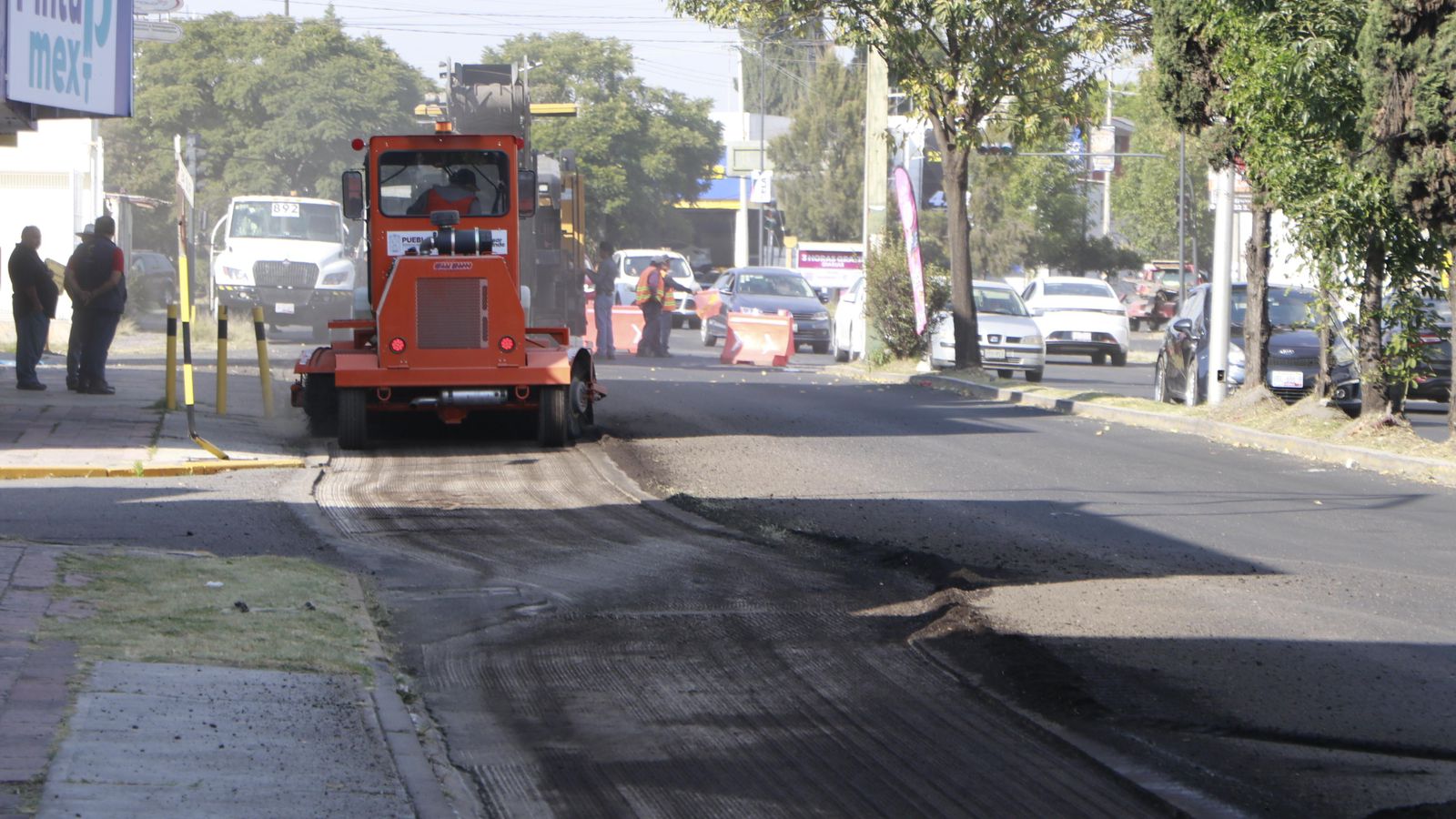 Reconstruyen 37 vialidades en Puebla capital