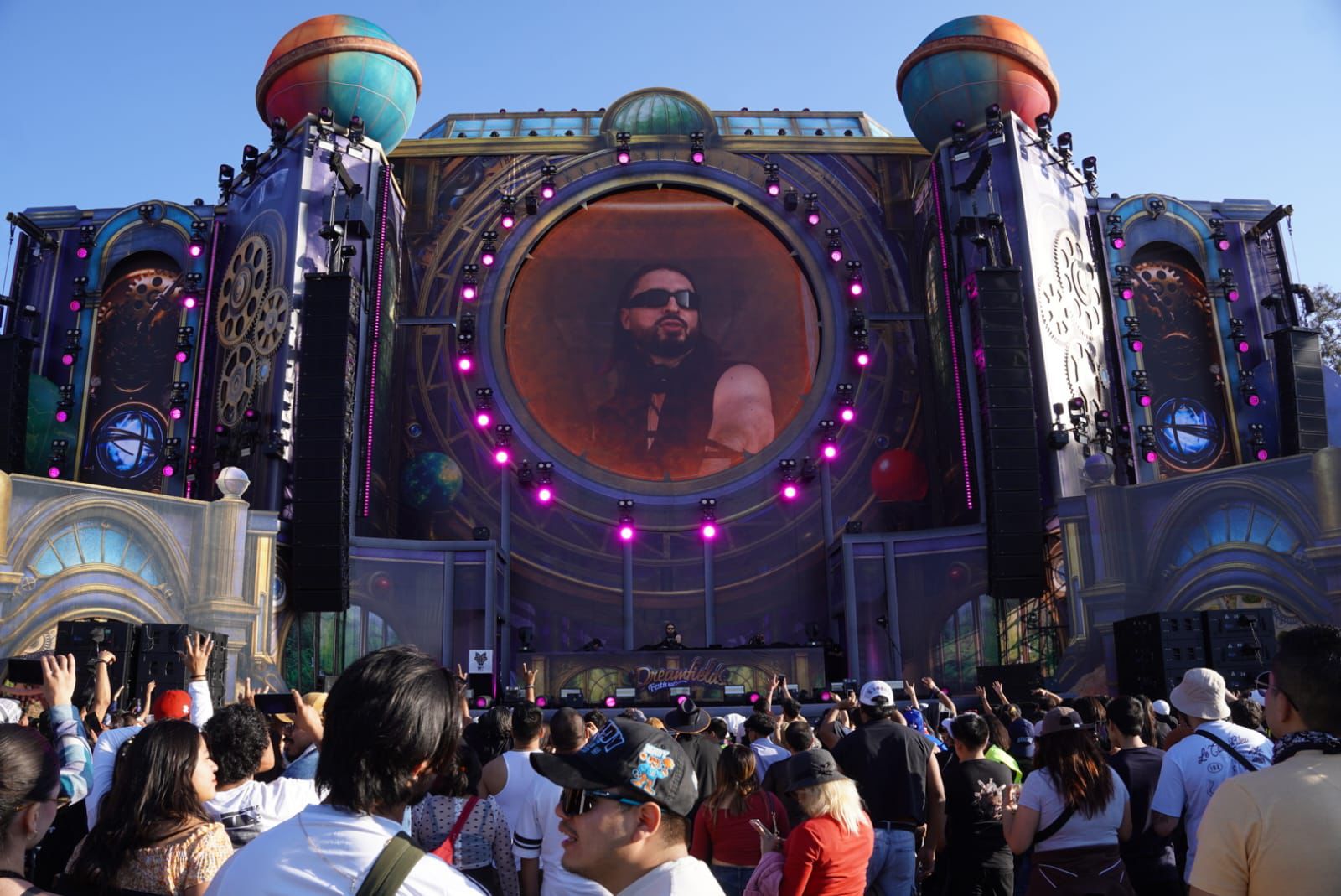 Más de 40 mil personas asisten al primer día de Dreamfields 2025