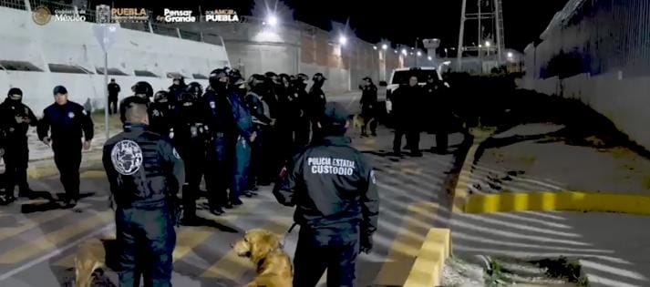 Realizan operativos simultáneos en cinco penales de Puebla