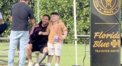 Niño cruza la cancha para tomarse una foto con Messi
