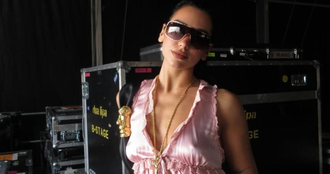 Dua Lipa deslumbra en CDMX con estilismo lencero