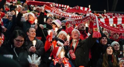 Aficionados del Unión Berlín cantan villancicos en su estadio