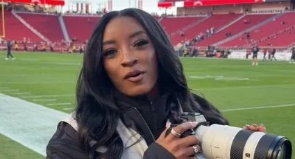 Simone Biles fotografía juego de la NFL entre 49ers y Bears