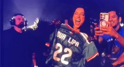 Dua Lipa posa con la playera de la Selección Mexicana en concierto en CDMX