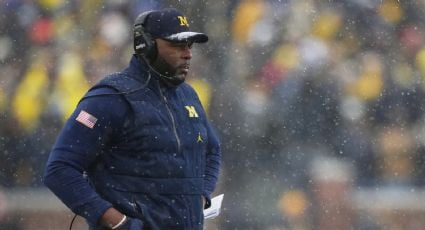 Acusan a exentrenador de Michigan de acoso y allanamiento