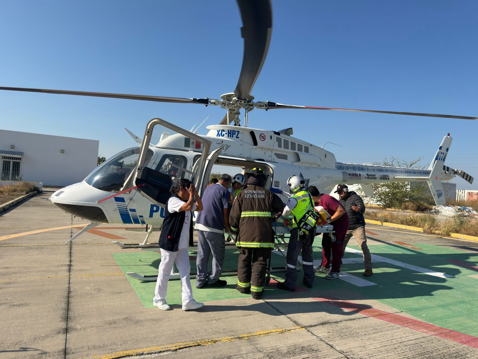 Trasladan vía aérea a joven lesionado tras accidente en Izúcar
