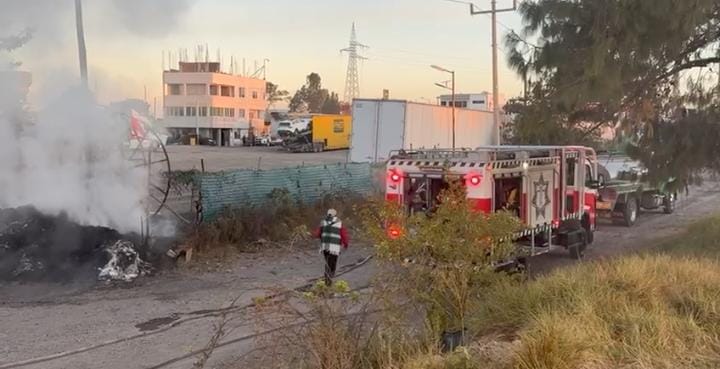 Controlan incendio en recicladora de San Francisco Ocotlán