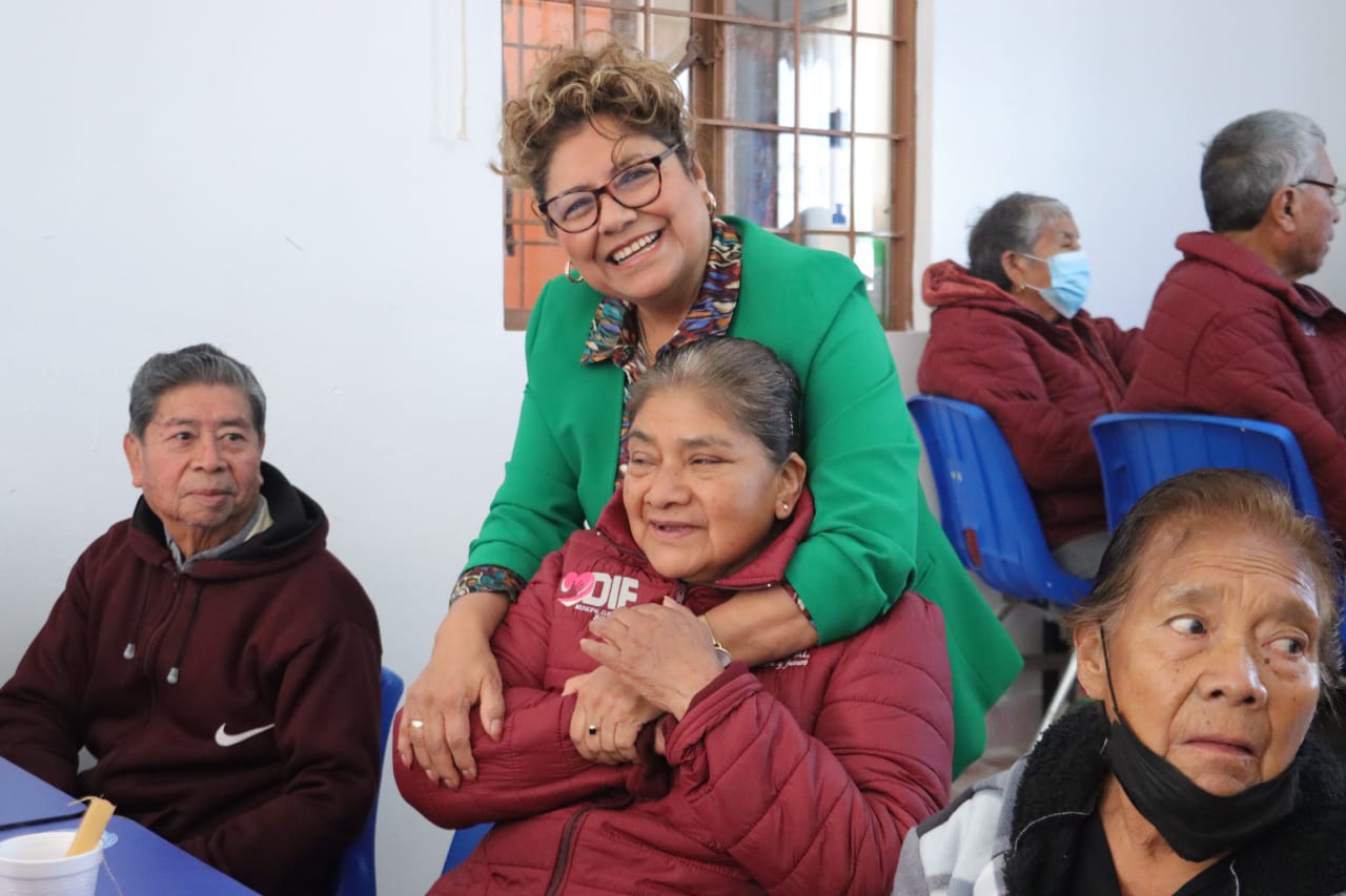 Festejan fin de año con adultos mayores en Cuautlancingo