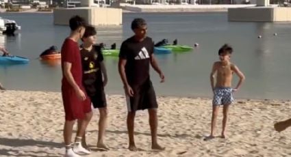 Captan a Lamine Yamal jugando futbol con niños en Dubai