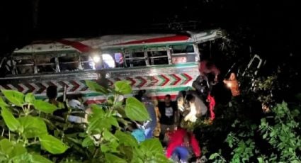 Autobús cae a barranco en Guatemala; 15 muertos