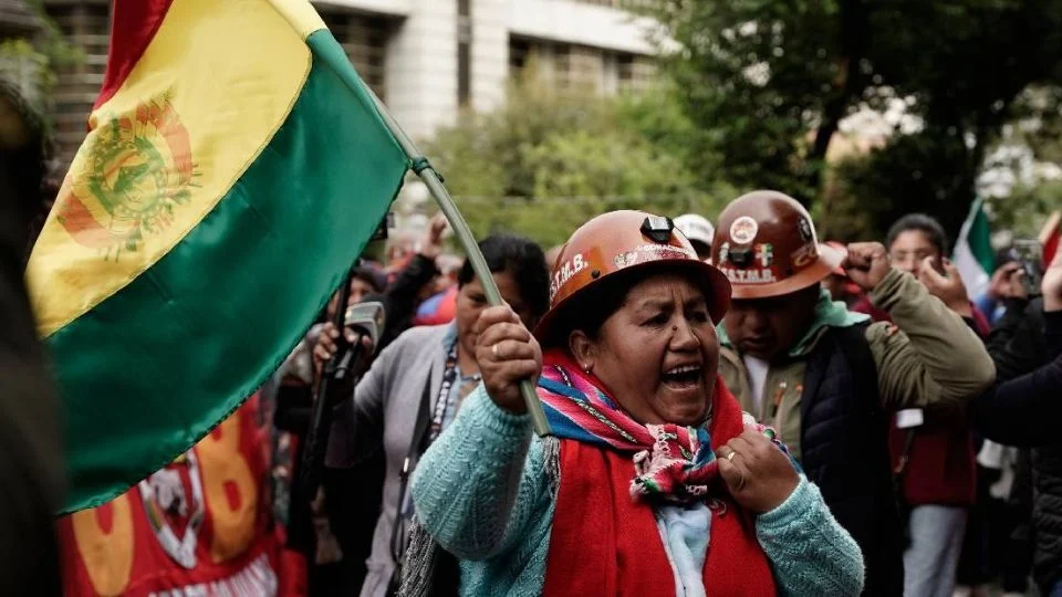 Mineros protestan en La Paz por eliminación de subsidio a combustibles