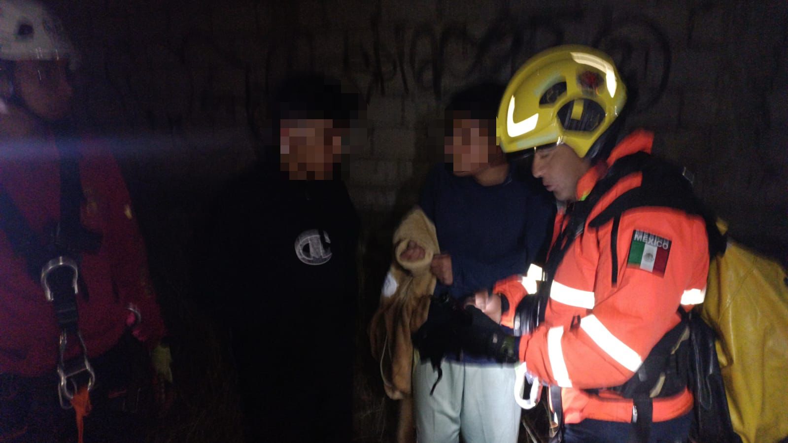 Rescatan a tres menores en barranca de la colonia Del Valle