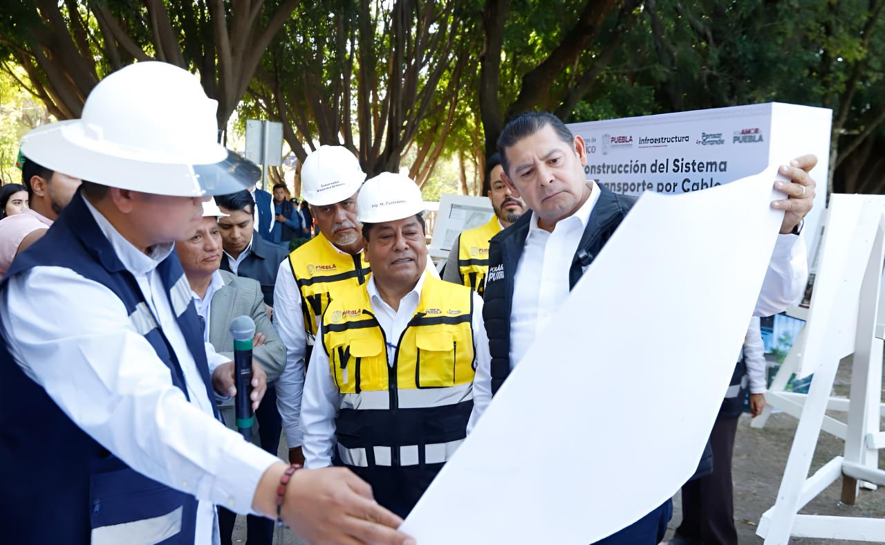 Supervisan obra del transporte por cable en Puebla