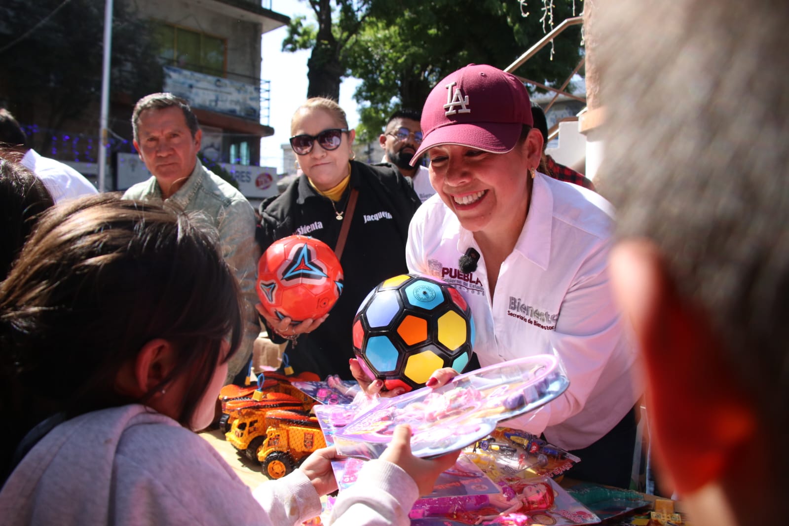 Entregan juguetes en 26 microrregiones de Puebla