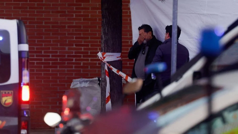 Sube a 40 muertos por descarrilamiento de trenes en España; decretan luto nacional