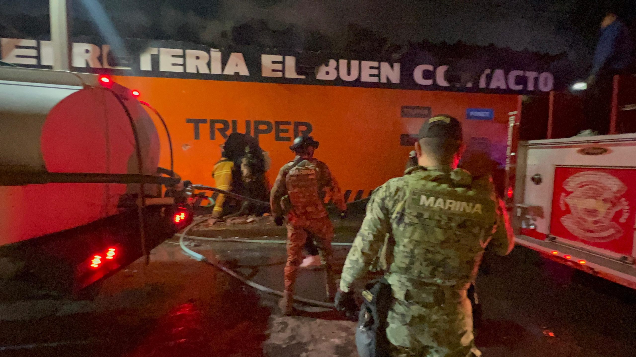 Bomberos de Cuautlancingo sofocan incendio en ferretería