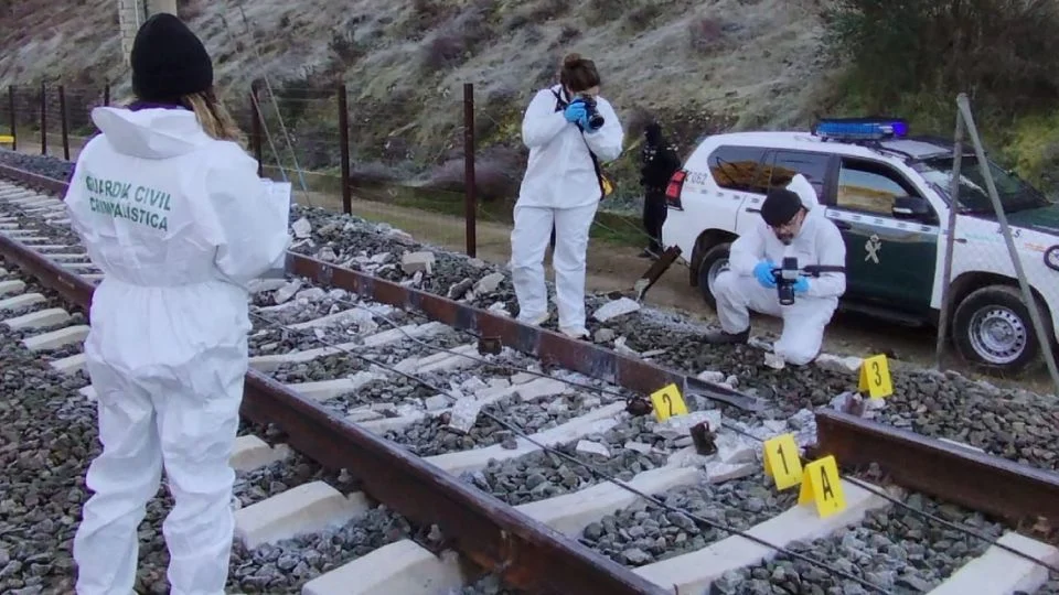 Investigan si rotura de vía originó descarrilamiento de trenes en España