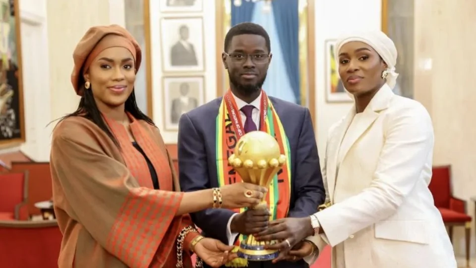 Presidente de Senegal celebra título africano junto a sus dos esposas