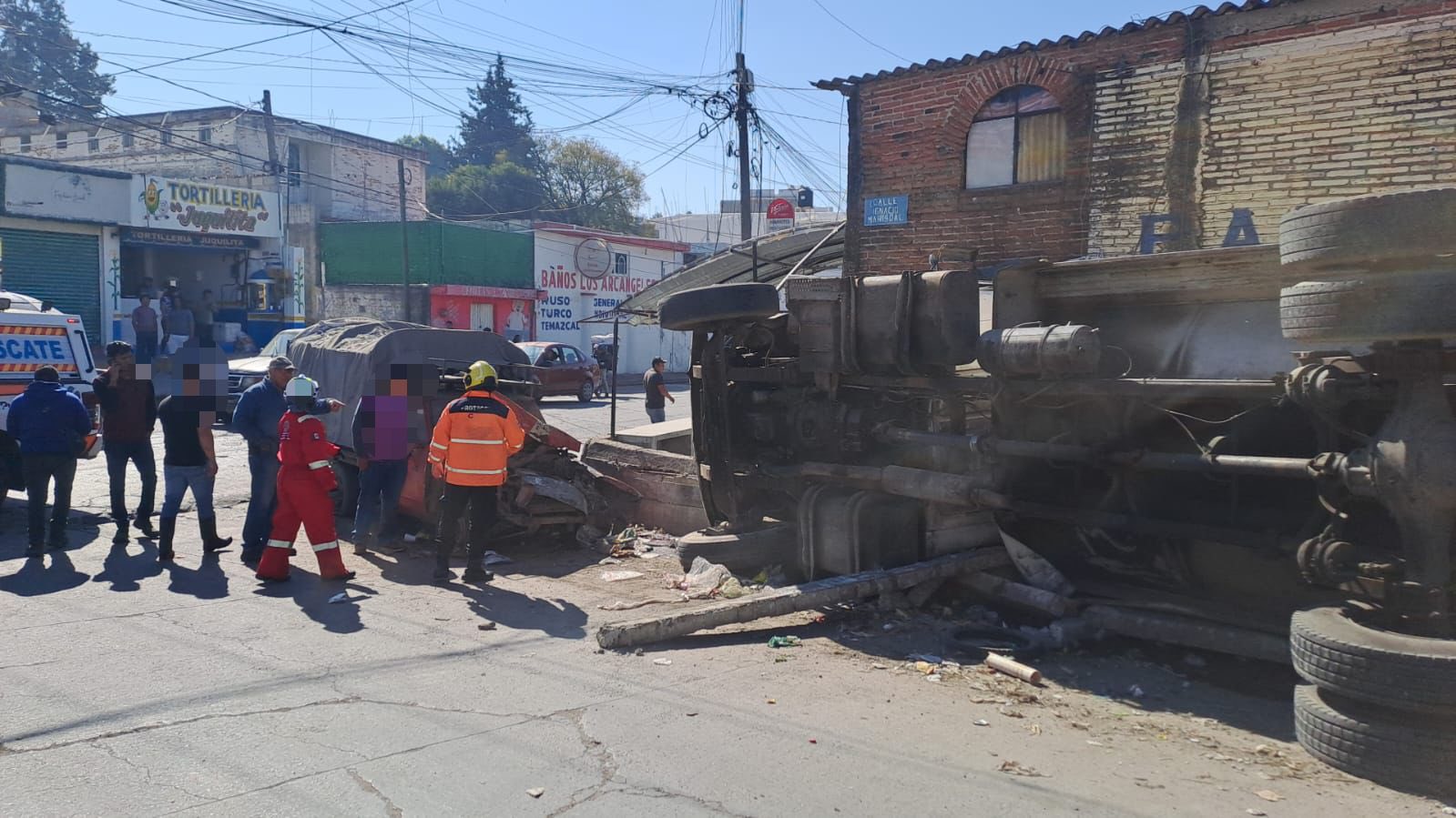 Atiende Protección Civil volcadura de pipa de agua en Xochimehuacán