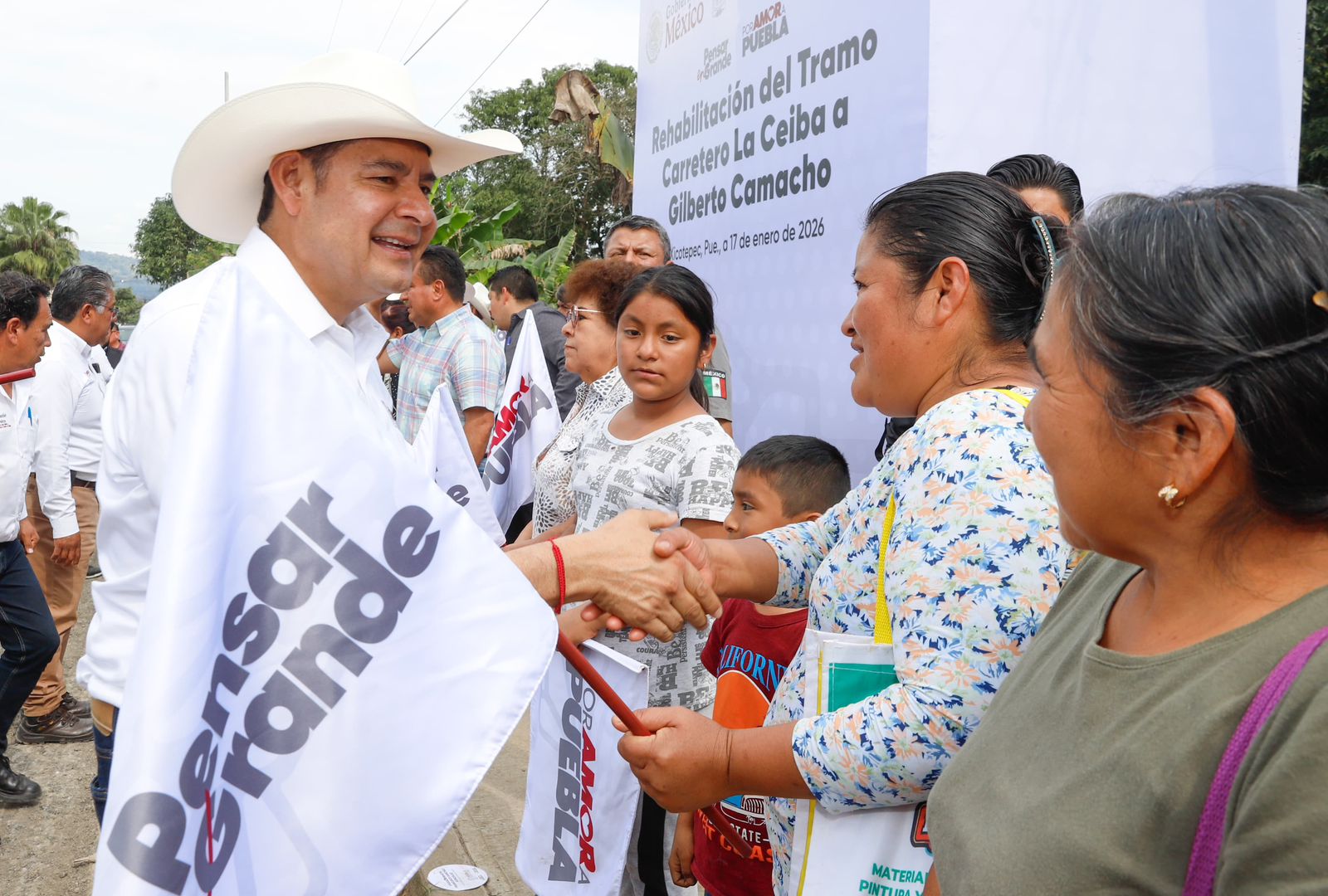 Alejandro Armenta arranca obras viales en Xicotepec tras lluvias