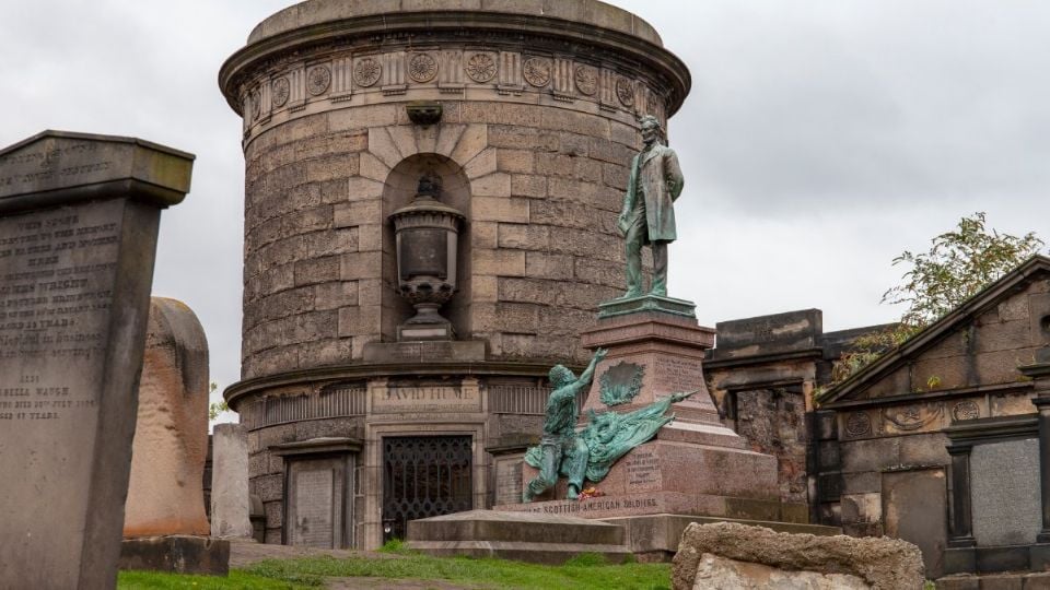 Vandalizan mausoleo de David Hume en Edimburgo
