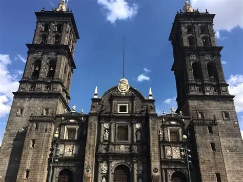 Actos vandálicos dañan puerta de la Catedral de Puebla