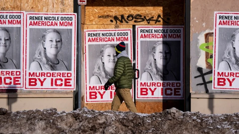 Suspenden a agente del ICE por muerte de ciudadana en Minneapolis