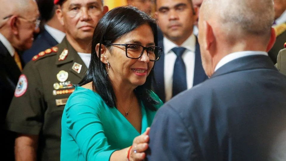 Trump afirma que Delcy Rodríguez colabora con autoridades de EE. UU.