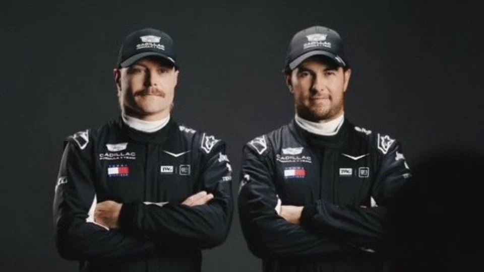Checo Pérez y Bottas presentan traje de Cadillac en pruebas de F1